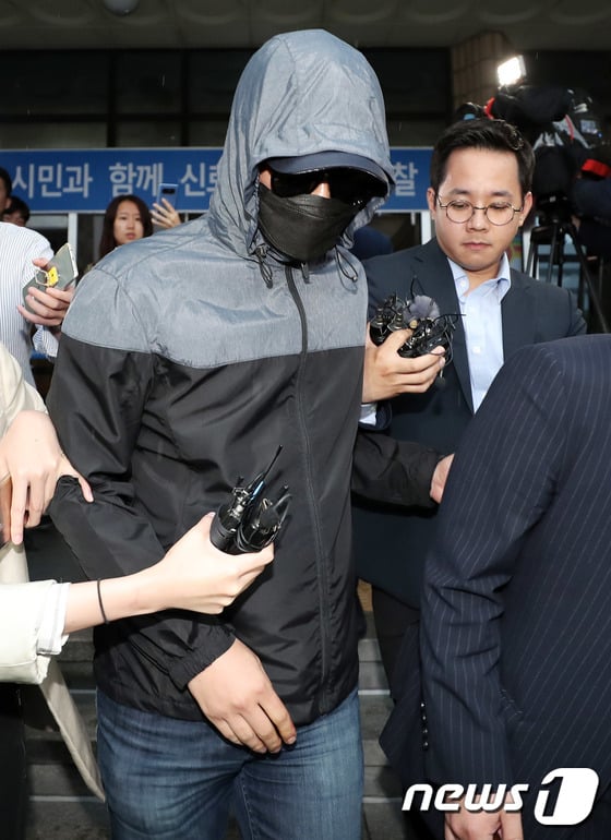 서유명 유튜버 양예원씨와 배우 지망생 이소윤씨에게 노출사진을 강요하고 성추행을 한 의혹을 받는 스튜디오 운영자 A씨의 동호인 모집책 최모씨(45). 지난달 22일 피의자 신분으로 조사를 마치고 마포경찰서를 나서고 있다./사진=뉴스1