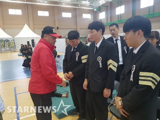 /사진=해병대 헬기 사고 사망자 빈소에 참석한 가수 김흥국의 모습