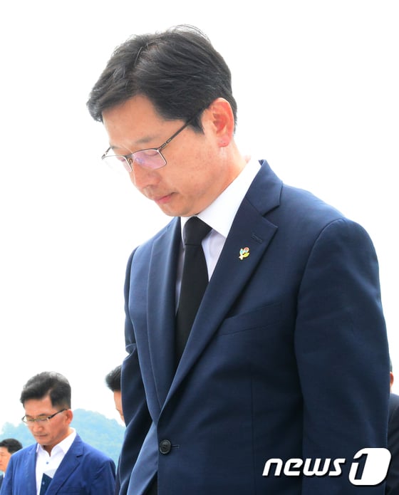 김경수 경남도지사가 노회찬 정의당 원내대표 사망 소식에 존경하는 분을 잃었다고 말했다. /사진=뉴스1