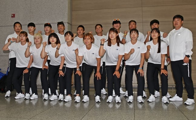 카누용선 대표팀이 출국에 앞서 기념 촬영을 하고 있다 /사진=대한카누연맹 제공