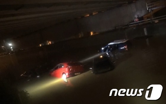 폭우로 범람된 중랑천 주변 도로의 모습 /사진=뉴스1