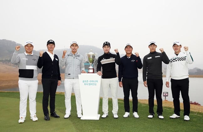 포토콜에 참여한 함정우, 김태훈, 박효원, 이형준, 최고웅, 한창원, 윤성호(왼쪽부터). /사진=KPGA 제공