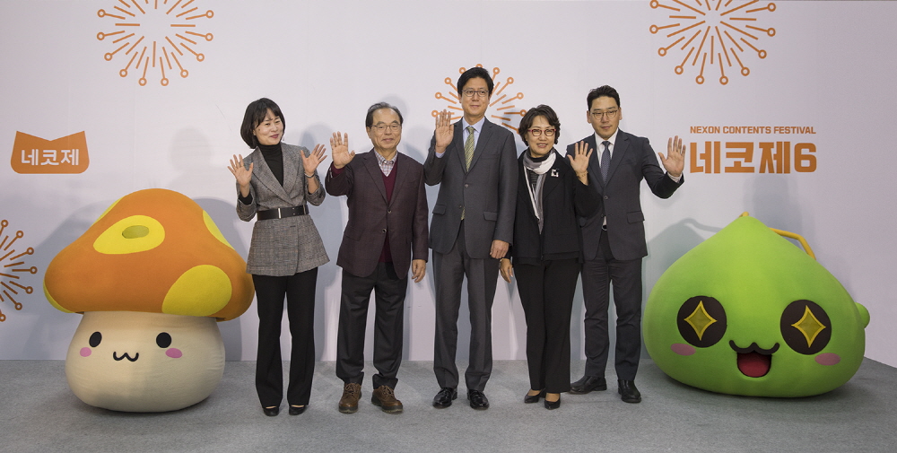 박인영 부산시의회 의장, 오거돈 부산시장, 김정욱 넥슨 부사장, 이인숙 부산정보산업진흥원 원장, 강민혁 넥슨 대외정책이사