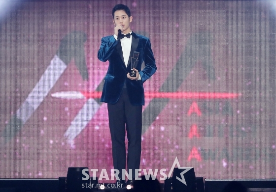 배우 정해인이 지난 11월 28일 오후 인천 남동체육관에서 진행된 '2018 AAA(Asia Artist Awards)' 시상식에서 AAA 아시아 트렌드 상을 받은 뒤 수상소감을 전하고 있다. / 사진=스타뉴스