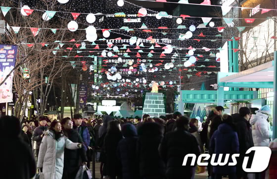 크리스마스 이브인 24일 오늘은 전국 아침 기온이 영하권으로 떨어지고, 낮 기온도 5도 내외로 머무르는 등 강추위가 찾아온다. /사진=뉴스1
