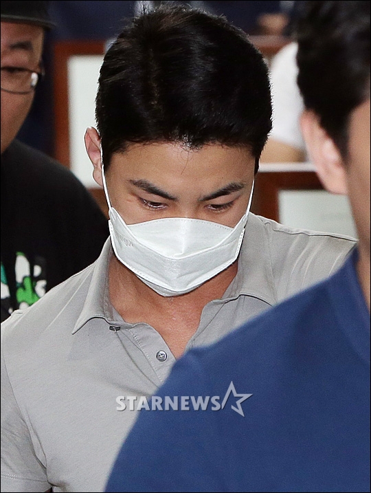 마약과 음주 운전 등의 혐의로 불구속 기소된 아이돌그룹 남녀공학 멤버 출신 배우 차주혁이 지난 2017년 6월 22일 오전 서울 서초구 중앙지방법원에서 진행되는 선고 공판에 출석하고 있다. /사진=김창현 기자