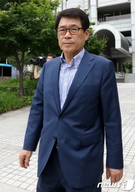 보좌진 월급을 유용하고 불법 후원금을 받은 혐의로 기소된 이군현(66·경남 통영고성) 자유한국당 의원이 대법원에서 징역형 집행유예를 받았다. /사진=뉴스1