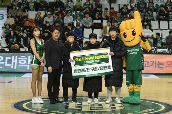 원주 DB의 훈련용품 전달식. / 사진=원주 DB 제공