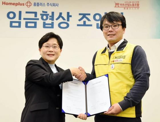 임일순 홈플러스 대표이사 사장(왼쪽)과 주재현 마트산업노동조합 홈플러스지부 위원장(오른쪽)/사진제공=홈플러스