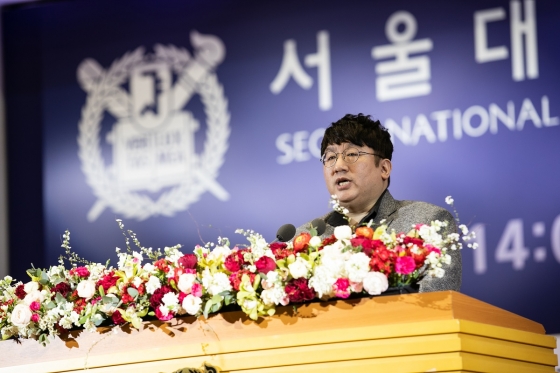 방시혁 빅히트 엔터테인먼트 대표가 27일 열린 서울대학교 '제73회 전기 학위수여식'에서 축사를 하고 있다. /사진제공=서울대학교