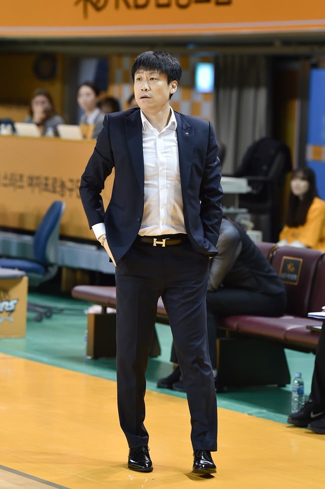 신한은행 감독으로 선임된 후 일주일 만에 사퇴한 박성배 전 감독. 신한은행은 새 감독 선임 절차 개선안을 26일 내놨다. /사진=WKBL 제공