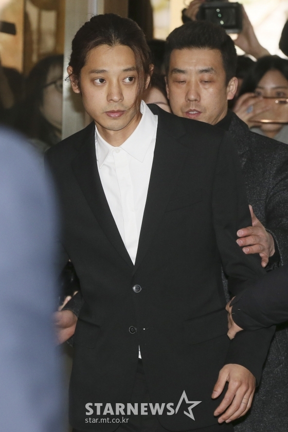 성관계 동영상 불법 촬영 및 메신저 단체 대화방 등을 통해 공유한 의혹을 받고 있는 가수 정준영이 14일 오전 서울 종로구 서울지방경찰청에서 조사를 받기 위해 피의자 신분으로 출석하고 있다./사진=김창현 기자