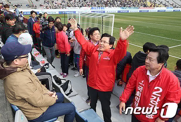 축구장 내에서 선거 운동을 한 황교안 자유한국당 대표(가운데). /사진=뉴스1(자유한국당 홈페이지)