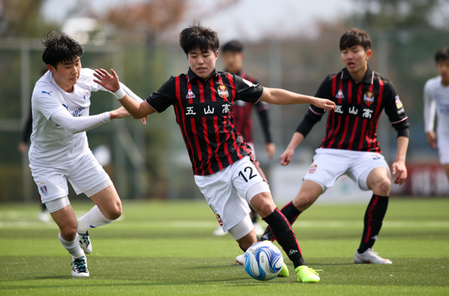GS챔피언스파크 인조잔디 축구장 경기 장면.  /사진=한국프로축구연맹