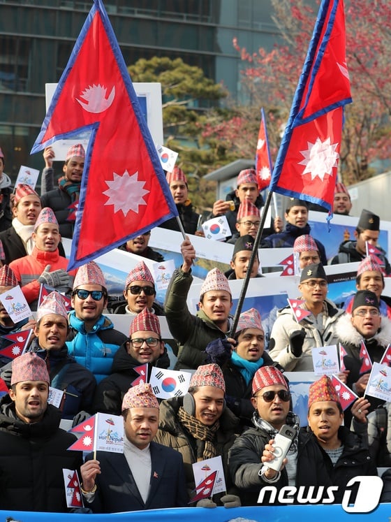 태극기와 네팔 국기./사진=뉴스1