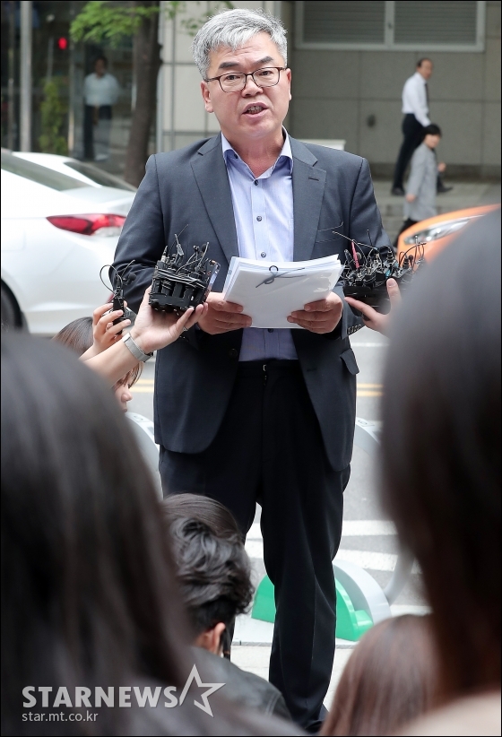 김수민 작가의 대리인인 박훈 변호사가 23일 오후 서울 종로구 서울지방경찰청 민원실에 윤지오 씨에 대한 고소장을 접수한 뒤 입장을 밝히고 있다. /서울지방경찰청=김창현 기자