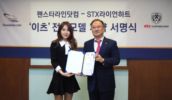 이츠(왼쪽)와 김종태 총괄사장/팬스타라인닷컴 대표이사 /사진제공=팬스타그룹, STX라이언하트