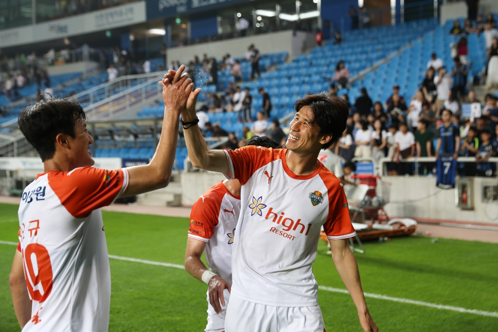 정조국(오른쪽). /사진=한국프로축구연맹 제공