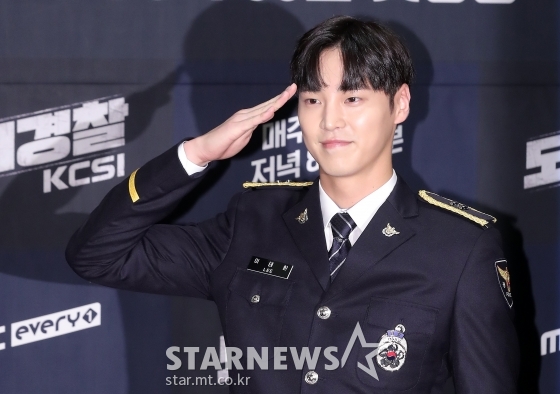 배우 이태환이 29일 오전 서울 마포구 상암동 스탠포드 호텔에서 열린 MBC에브리원 '도시경찰 : KCIS' 제작발표회에 참석해 포즈를 취하고 있다.
'도시경찰 : KCSI'는 힘든 도시 경찰 생활 속에서 그들의 삶과 애환을 함께 하는 모습을 그린 리얼리티 프로그램이다. / 사진=김창현 기자 chmt@