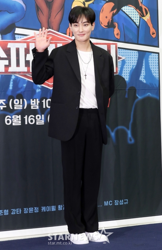 가수 강타가 14일 오전 서울 마포구 상암 스탠포드호텔에서 진행된 tvN 예능 슈퍼히어러 제작발표회에 참석해 포즈를 취하고 있다. / 사진=김휘선 기자 hwijpg@