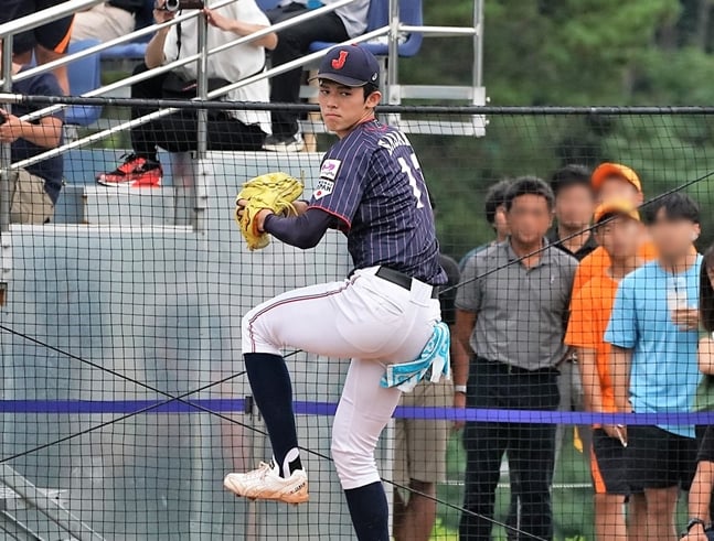 많은 주목을 받으며 청소년야구선수권에서 불펜 피칭을 하던 사사키 로키. /사진=WBSC 제공