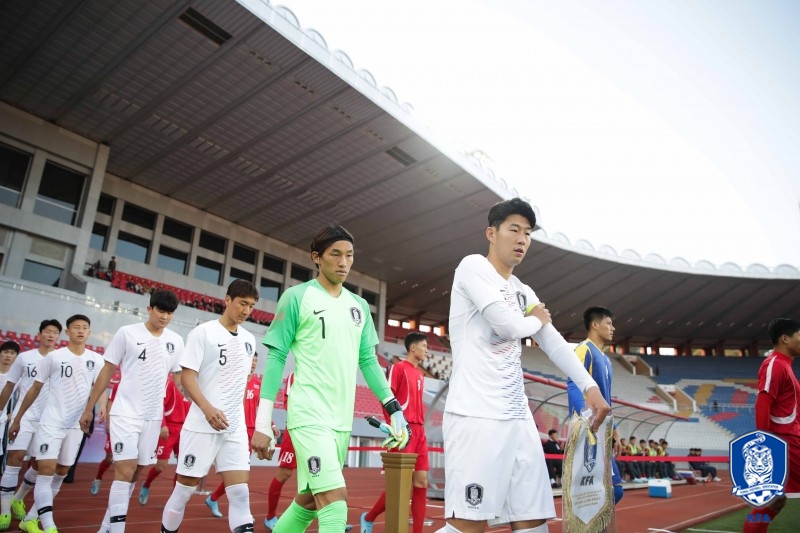 경기 종료 후 인사를 나누는 한국과 북한 선수단. /사진=대한축구협회 제공