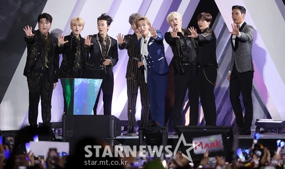 슈퍼주니어가 26일 베트남 하노이 미딩 국립경기장에서 열린 '2019 AAA'에서 탑 오브 케이팝 레코드 상을 수상했다. /사진=김휘선 기자