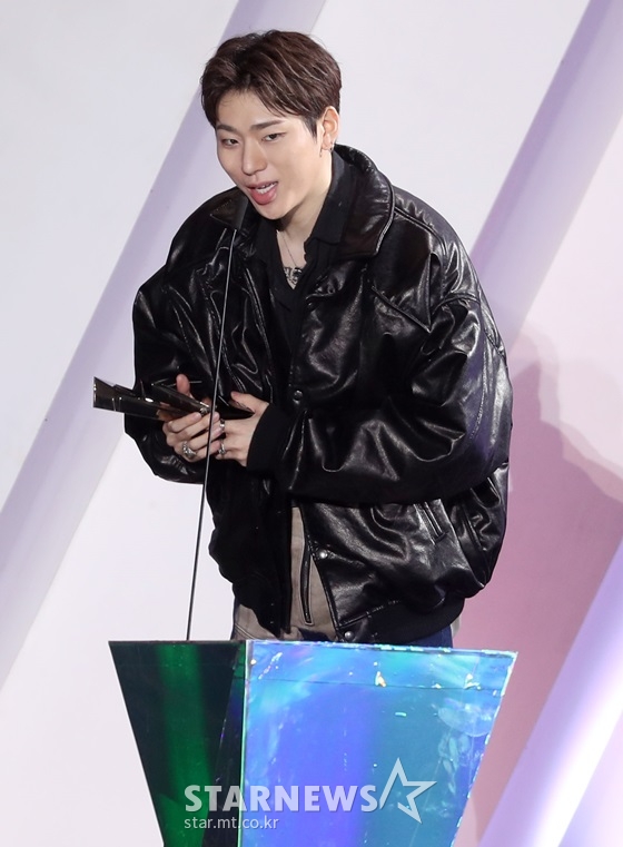 지코가 26일 베트남 하노이 미딩 국립경기장에서 열린 '2019 AAA'에서 베스트 아티스트 가수 부문 상을 수상했다. /사진=김휘선 기자