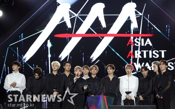 아이돌그룹 세븐틴이 26일(현지시간) 베트남 하노이 미딩 국립경기장에서 스타뉴스 주최로 열린 '2019 아시아 아티스트 어워즈 인 베트남(2019 Asia Artist Awards in Vietnam)'에서 올해의 앨범상 수상 후 소감을 말하고 있다. /하노이(베트남)=이기범 기자