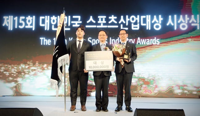 왼쪽부터 KT 강백호, 이영열 문화체육관광부 체육국장, 유태열 kt sports 사장. /사진=KT 위즈