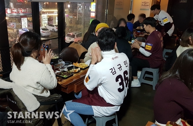 나란히 팬들과 이야기를 나누는 선수들. 김규민(왼쪽부터), 장영석, 김하성. /사진=박수진 기자