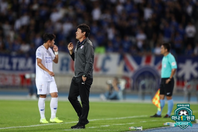 이임생 수원 삼성 감독(왼쪽에서 두 번째). /사진=한국프로축구연맹 제공