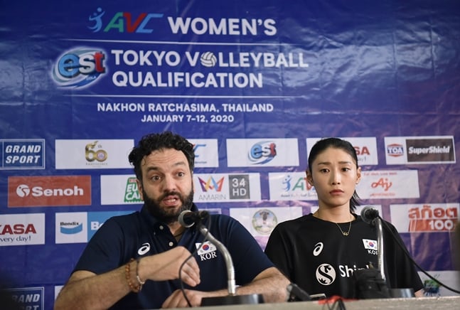 스테파노 라바리니 감독(왼쪽)과 김연경./사진=FIVB