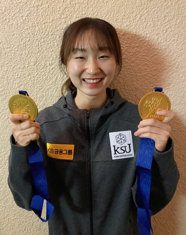 최민정이 12일 캐나다에서 열린 ISU 쇼트트랙 4대륙선수권 1500m와 500m 금메달을 들고 활짝 웃고 있다. /사진=올댓스포츠