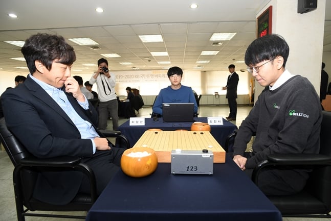신진서 9단(오른쪽)이 30일 KB바둑리그에서 최철한 9단과 대국하고 있다./사진=한국기원