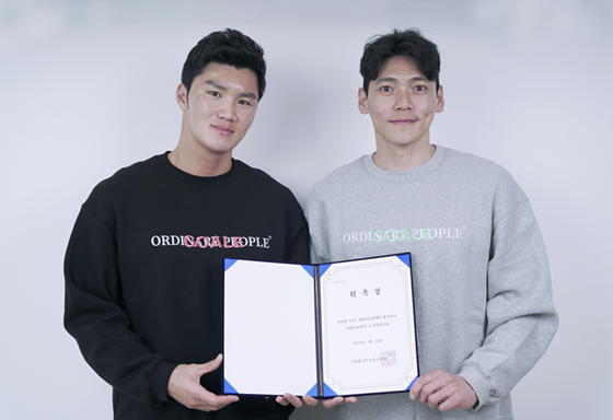 이호(왼쪽)와 김형일. /사진=한국프로축구연맹 제공