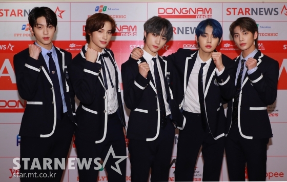 아이돌그룹 투모로우바이투게더가 2019년 11월 26일(현지시간) 베트남 하노이 미딩 국립경기장에서 스타뉴스 주최로 열린 '2019 아시아 아티스트 어워즈 인 베트남'(2019 Asia Artist Awards in Vietnam)에 참석해 가수 신인상을 수상한 뒤 기념촬영을 하고 있다. /하노이(베트남)=이동훈 기자