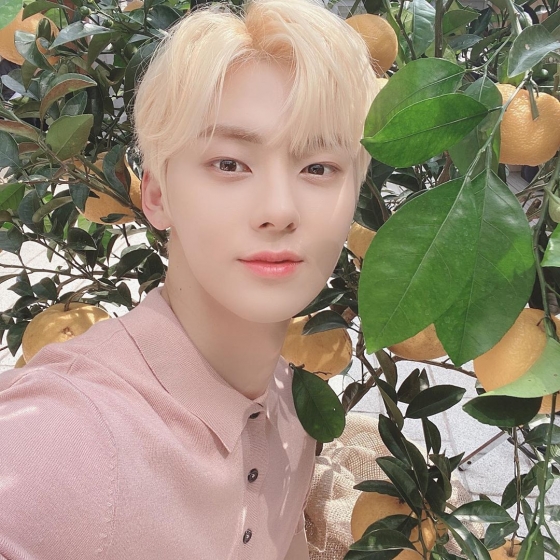 /사진=뉴이스트 황민현 인스타그램