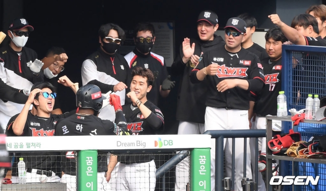 로하스가 23일 잠실 LG전 홈런을 때리고 더그아웃서 동료들과 기뻐하고 있다.
