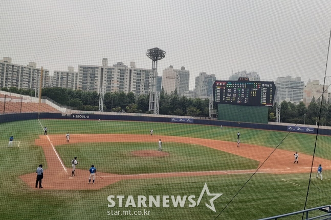 18일 목동구장에서 열린 황금사자기 고교대회 강릉고-경기상고의 8강전 모습. /사진=신화섭 기자