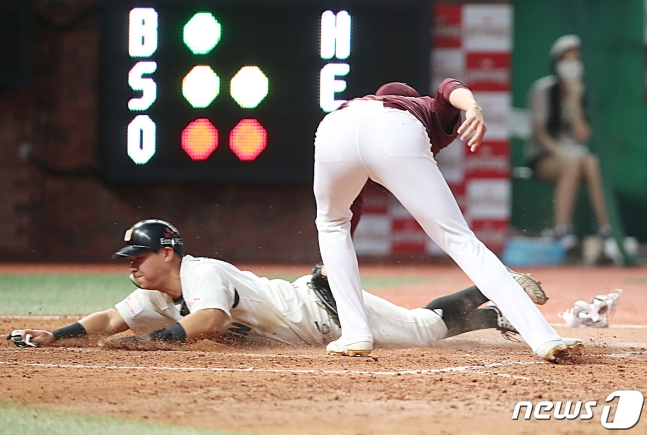 홈을 파고 드는 최준우(왼쪽)에게 태그를 하고 있는 안우진(오른쪽). /사진=뉴스1