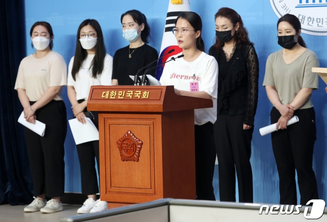 경북체육회 여자컬링팀 선수들(팀킴)이 20일 괴 초숙현 선수 사건에 대한 호소문을 낭독하고 있다. /사진=뉴스1