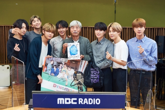 아이돌그룹 방탄소년단이 지난 14일 MBC 라디오 '배철수의 음악캠프'에 게스트로 출연해 신곡 '다이너마이트'로 빌보드 핫100 차트 2주 연속 1위를 차지한 소감을 밝혔다. /사진제공=MBC