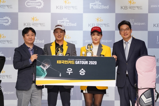 ‘2020 KB국민카드 GATOUR 7차 결선’ 시상식에서 기념촬영한 (왼쪽부터) KB 국민카드 전민수 팀장, 남자부 우승자 장종덕, 여자부 우승자 윤순오, 골프존 손장순 상무.