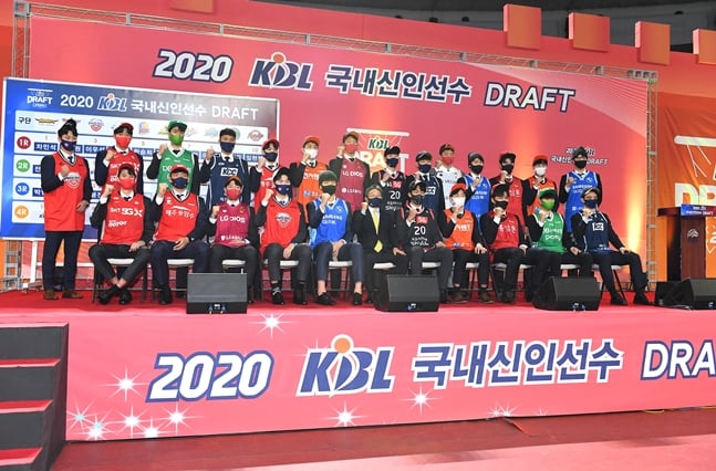 신인 선수들과 이정대 KBL 총재가 기념 촬영을 하고 있다. /사진=KBL 제공
