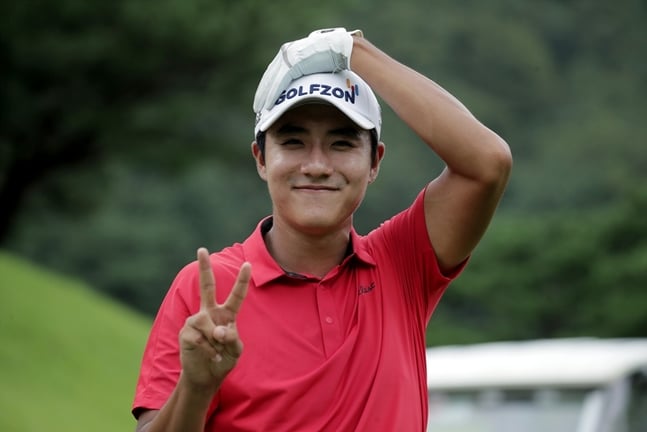 헤지스골프 KPGA 오픈 with 일동레이크골프클럽 우승 후 포즈를 취한 김한별./사진=KPGA