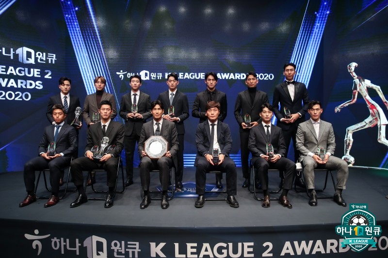 K리그2 대상 2020 수상자들 단체 촬영 모습. /사진=한국프로축구연맹 제공