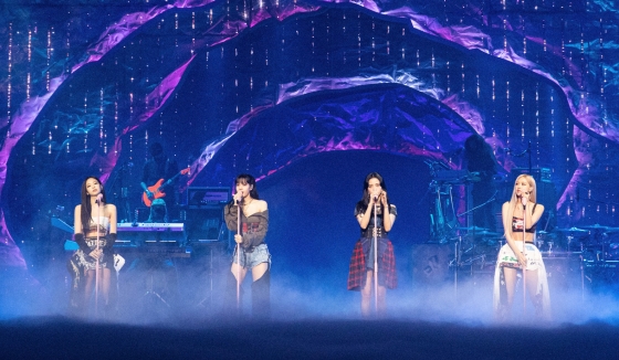 걸그룹 블랙핑크가 31일 데뷔 후 첫 라이브스트림 콘서트 'THE SHOW'에서 멋진 무대를 선보이고 있다.이날 콘서트에서는 '뚜두뚜두', '마지막처럼', '킬 디스 러브', '하우 유 라이크 댓' 등 블랙핑크의 히트곡들과 정규 1집 'THE ALBUM' 수록곡의 라이브 무대가 공개됐다. / 사진제공 = YG엔터테인먼트 / 사진=김창현 기자 chmt@