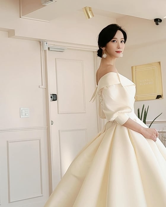 조민아가 웨딩드레스 가봉 모습을 공개했다./사진=조민아 인스타그램
