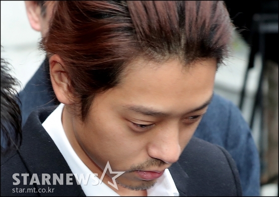 성관계 동영상 불법 촬영 및 유포 혐의로 구속된 가수 정준영이 29일 서울 종로경찰서에서 서울지방검찰청으로 송치되고 있다. / 사진=김창현 기자 chmt@